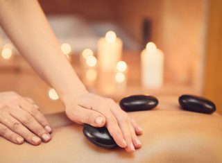 massage pierres chaudes permet le lâcher prise, agit sur les méridiens, drainant et détoxifiant.